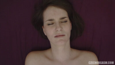 Amateur Girl Reaches Her First Pussy Orgasm