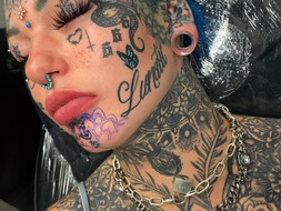 Amber Luke Getting a Chin Tattoo