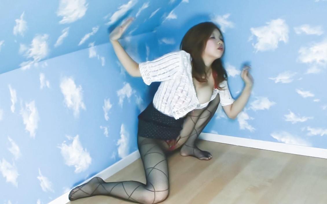 Rika Kurogawa sucks stiffy in the bathtub