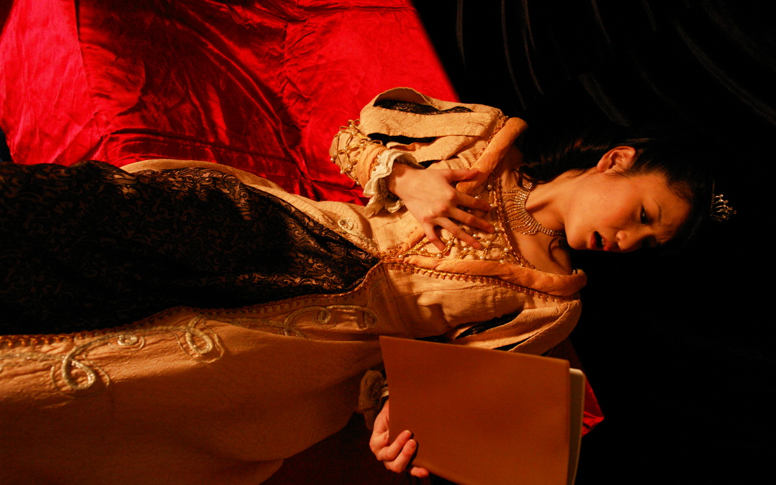 Solo play of Suzuki Chao in princess costume with dildo